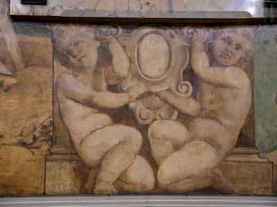 ...sorretto da due putti